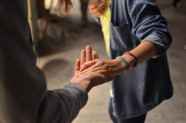 「助けてくれる。」って英語で何て言う？【助ける】【英会話フレーズ】